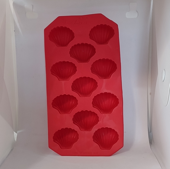 Lot of 6 Ice Cube Trays /Candy Molds Hearts-Chess-Cactus- Fish, Stars, Clam NEW - Picture 7 of 7